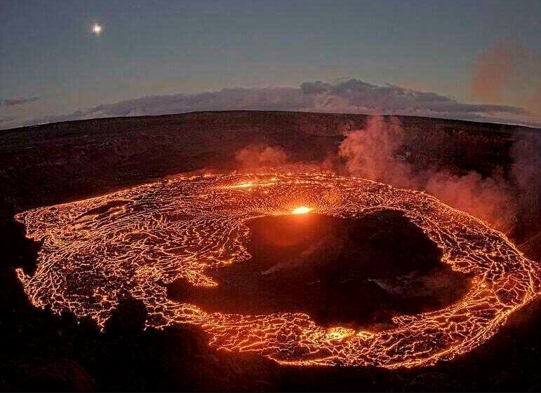 After a brief lull, Hawaii's Kilauea volcano erupts again