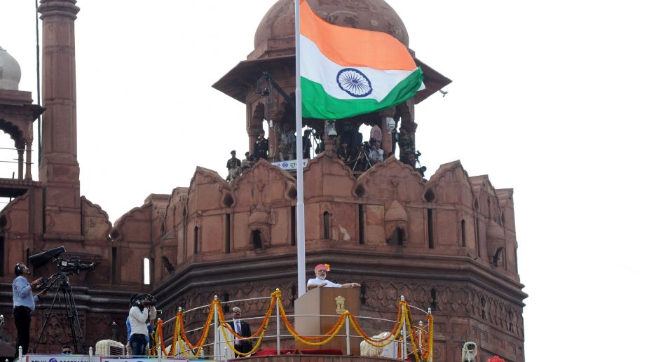 Why is the National Flag unfurled at the Red Fort every August 15?