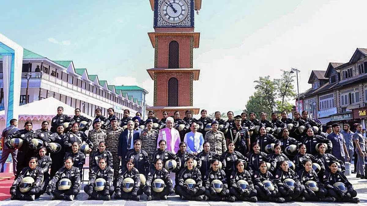 J&K Lt Governor Flags Off CRPF Women Bike Expeditionv‘Yashasvini’ From Srinagar