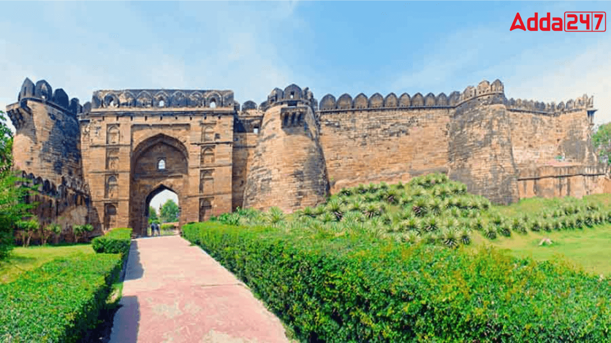 Which District of Uttar Pradesh is Known as Shiraz of the East?