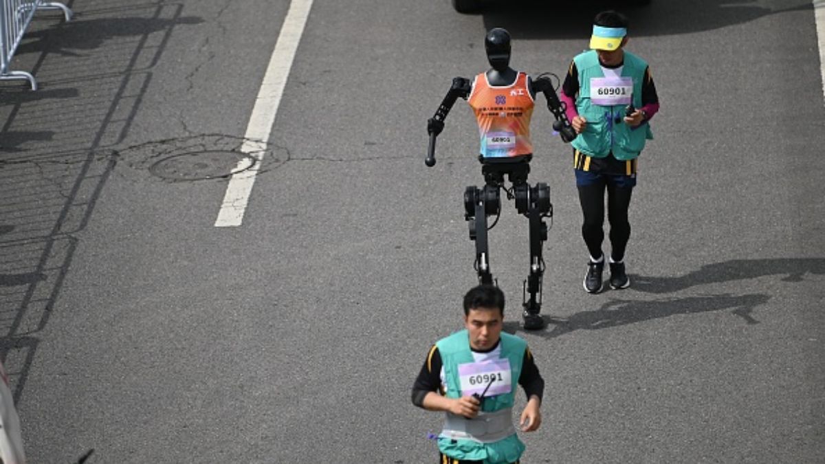 Humanoid Robots Compete in Beijing Half-Marathon