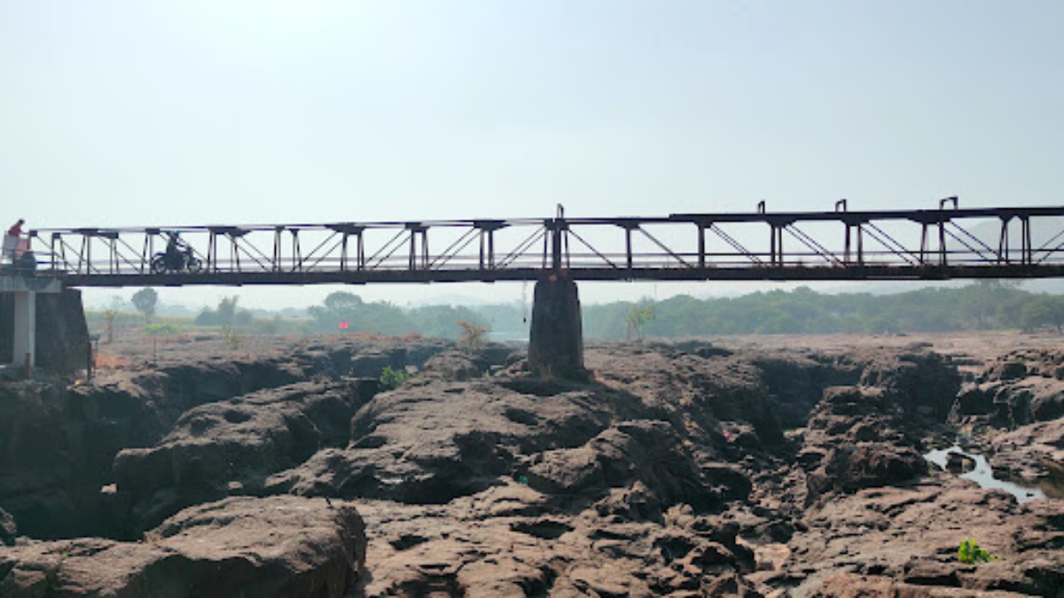 Where is Kund Mala Bridge Located? On Which River is it Situated?