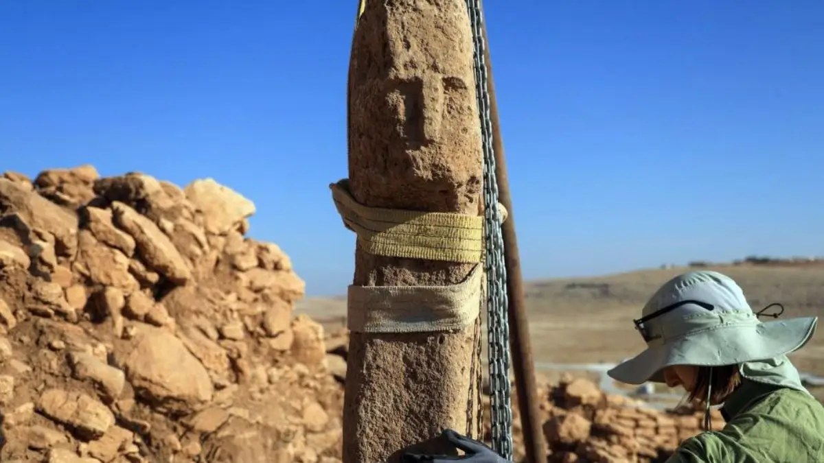 12,000‑Year‑Old Pillar Carved with Human Face Unearthed in Türkiye